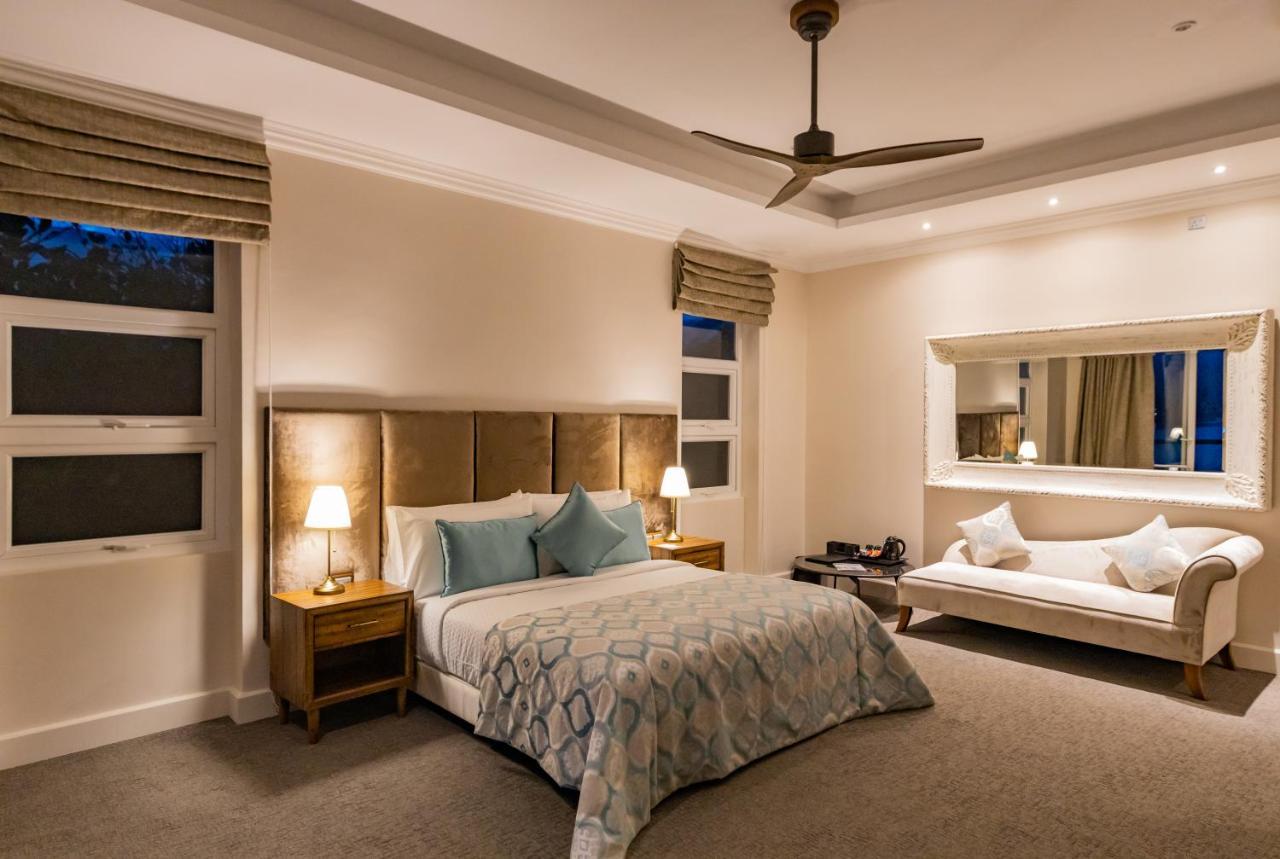 Superior suite with lake view and  balcony,988373251:JPEG